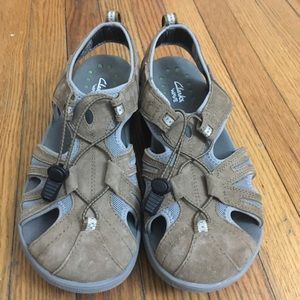 clarks wave swivel sandal